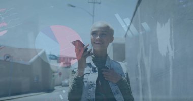 Akıllı telefonu kullanan melez bir kadının mali veri işleme görüntüsü. Küresel iş, finans, hesaplama ve veri işleme kavramı dijital olarak oluşturulmuş görüntü.