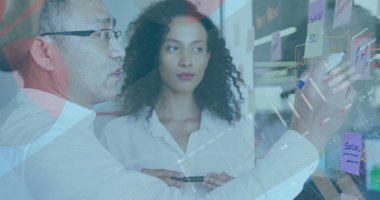 Ofiste iş tartışması yapan çeşitli meslektaşların mali veri işleme görüntüsü. Küresel iş, finans, hesaplama ve dijital arayüz kavramı dijital olarak oluşturuldu.