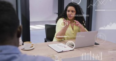 Veri işleme görüntüsü ve çeşitli meslektaşların ofiste çalışmaları tartışması üzerine diyagramlar. Teknoloji, iş ve dijital arayüz kavramı dijital olarak oluşturulmuş görüntü.