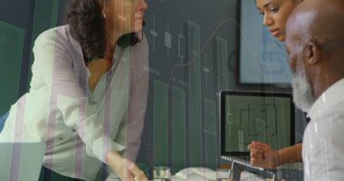 Ofisteki çeşitli iş adamlarıyla ilgili finansal veri işleme resmi. Küresel finans, iş, bağlantılar, hesaplama ve veri işleme kavramı dijital olarak oluşturuldu.