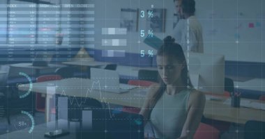 Ofiste iş tartışması yapan çeşitli meslektaşların mali veri işleme görüntüsü. Küresel iş, finans, hesaplama ve dijital arayüz kavramı dijital olarak oluşturuldu.