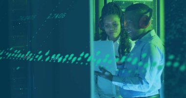 Sunucu odasında çalışan Afrikalı Amerikalı meslektaşların mali veri işleme görüntüsü. Küresel iş, finans, iletişim ve dijital arayüz kavramı dijital olarak oluşturulmuş görüntü.