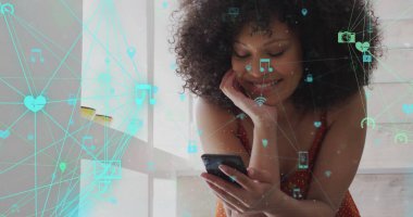 Akıllı telefon kullanan Afro-Amerikan kadınlarının ikonlarıyla iletişim ağı görüntüsü. Sosyal medya, emeklilik ve dijital arayüz kavramı dijital olarak oluşturuldu.