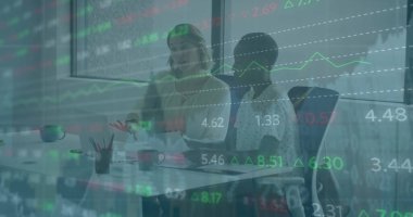 Ofisteki çeşitli iş adamlarıyla ilgili finansal veri işleme resmi. Küresel finans, iş, bağlantılar, hesaplama ve veri işleme kavramı dijital olarak oluşturuldu.