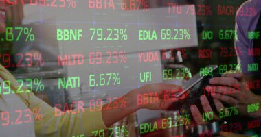 Akıllı telefondan ödeme yapan farklı insanların finansal veri işleme görüntüsü. Küresel iş, finans, hesaplama ve dijital arayüz kavramı dijital olarak oluşturuldu.