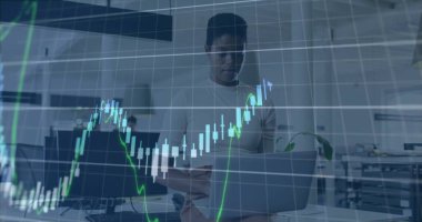 Ofisteki çeşitli iş adamlarıyla ilgili finansal veri işleme resmi. Küresel finans, iş, bağlantılar, hesaplama ve veri işleme kavramı dijital olarak oluşturuldu.