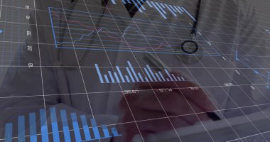 Kafkas erkek doktor üzerinden finansal veri işleme görüntüsü. Küresel tıp, bağlantılar, hesaplama ve veri işleme kavramı dijital olarak oluşturulmuş görüntü.
