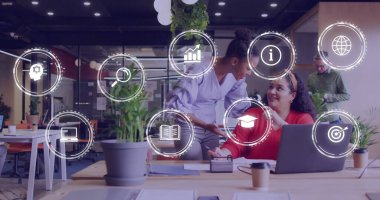 Ofisteki çeşitli iş adamları üzerinde dijital iş simgelerinin resmi. Küresel finans, iş, bağlantılar, hesaplama ve veri işleme kavramı dijital olarak oluşturuldu.