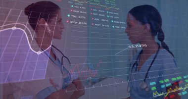 Hastanedeki çeşitli kadın doktorların konuştuğu veri işleme ve diyagramların görüntüsü. Teknoloji, tıp ve dijital arayüz kavramı dijital olarak oluşturulmuş görüntü.