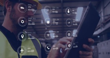 Depoda çalışan beyaz adamın ikonlar ve veri işleme görüntüsü. Küresel taşımacılık, finans, iş, bağlantılar, hesaplama ve veri işleme kavramı dijital olarak oluşturulmuş görüntü.