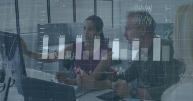 Ofiste iş tartışması yapan çeşitli meslektaşların mali veri işleme görüntüsü. Küresel iş, finans, hesaplama ve dijital arayüz kavramı dijital olarak oluşturuldu.