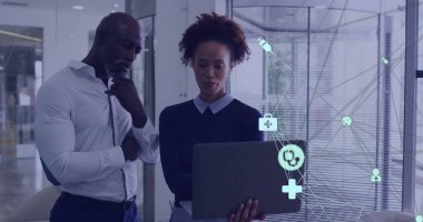 Ofiste iş tartışan farklı meslektaşların ikonlarıyla bağlantı ağının görüntüsü. Küresel bağlantılar, iş ve dijital arayüz kavramı dijital olarak oluşturulmuş görüntü.