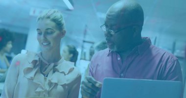 Ofisteki çeşitli iş adamlarıyla ilgili finansal veri işleme resmi. Küresel finans, iş, bağlantılar, hesaplama ve veri işleme kavramı dijital olarak oluşturuldu.