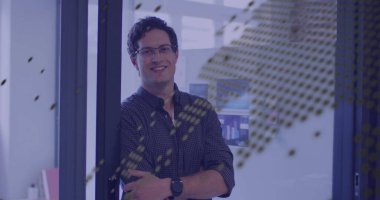 Kafkas işadamının ofisindeki finansal veri işleme resmi. Küresel finans, iş, bağlantılar, hesaplama ve veri işleme kavramı dijital olarak oluşturuldu.