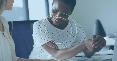 Ofisteki çeşitli iş adamlarıyla ilgili finansal veri işleme resmi. Küresel finans, iş, bağlantılar, hesaplama ve veri işleme kavramı dijital olarak oluşturuldu.