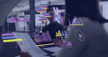 Ofiste çalışan çeşitli meslektaşların finansal veri işleme görüntüsü. Küresel iş, finans, hesaplama ve dijital arayüz kavramı dijital olarak oluşturuldu.