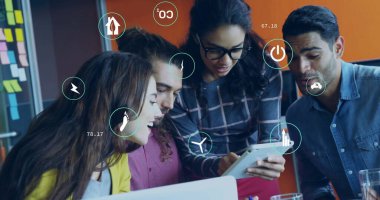 Ekoloji ikonları ve çeşitli meslektaşların ofiste iş görüşmesi üzerine veri işleme resimleri. Küresel iş, ekoloji, bilgisayar ve dijital arayüz kavramı dijital olarak oluşturuldu.