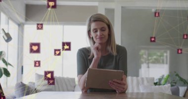 Tablet kullanan beyaz kadın üzerindeki simgelerle olan bağlantıların resmi. Sosyal medya ve dijital arayüz konsepti dijital olarak oluşturuldu.