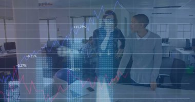 Gündelik ofiste konuşan çeşitli erkek arkadaşlarla ilgili dosyalar ve işlem verileri. Ağ, veri, dijital arayüz, iş, bağlantı ve iletişim, dijital olarak oluşturulmuş resim.