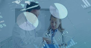 Kafkas doktorların hastanede konuştuğu veri işleme ve diyagramlar. Tıp ve dijital arayüz kavramı dijital olarak oluşturuldu.