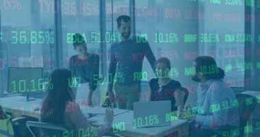 Ofisteki çeşitli iş adamlarıyla ilgili finansal veri işleme resmi. Küresel finans, iş, bağlantılar, hesaplama ve veri işleme kavramı dijital olarak oluşturuldu.