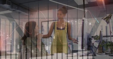 Ofisteki çeşitli iş adamlarıyla ilgili finansal veri işleme resmi. Küresel finans, iş, bağlantılar, hesaplama ve veri işleme kavramı dijital olarak oluşturuldu.