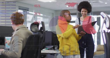 Çeşitli meslekdaşların iş tartışmalarına ilişkin veri işleme ve diyagramlarının resmi. İş, teknoloji ve dijital arayüz kavramı dijital olarak oluşturuldu.