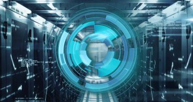 Sunucu odasında veri işleme ve tarama görüntüsü. Küresel teknoloji ve dijital arayüz konsepti dijital olarak oluşturuldu.