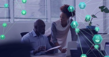 Ofiste iş tartışan farklı meslektaşların ikonlarıyla bağlantı ağının görüntüsü. Küresel bağlantılar, iş ve dijital arayüz kavramı dijital olarak oluşturulmuş görüntü.