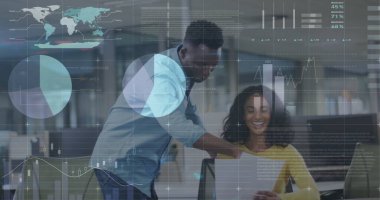 Veri işleme görüntüsü ve çeşitli meslektaşların ofiste çalışmaları tartışması üzerine diyagramlar. Küresel iş ve dijital arayüz kavramı dijital olarak oluşturulmuş görüntü.