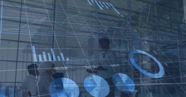 Çeşitli iş adamlarının iş görüşmeleri üzerine veri işleme ve diyagramların görüntüsü. Küresel iş ve dijital arayüz kavramı dijital olarak oluşturulmuş görüntü.