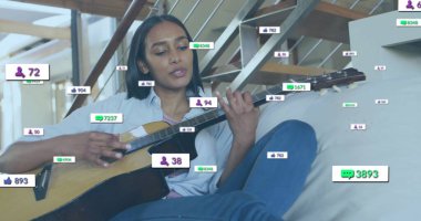 Gitar çalan melez bir kadının ikonlar ve veri işleme görüntüsü. Boş zaman, sosyal medya, bağlantılar, hesaplama ve veri işleme kavramı dijital olarak oluşturuldu.