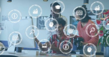 Ofisteki çeşitli iş adamları üzerinde iş ikonları ve veri işleme imajı. Küresel finans, iş, bağlantılar, hesaplama ve veri işleme kavramı dijital olarak oluşturuldu.