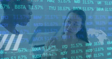 Ofisteki çeşitli iş adamlarıyla ilgili finansal veri işleme resmi. Küresel finans, iş, bağlantılar, hesaplama ve veri işleme kavramı dijital olarak oluşturuldu.