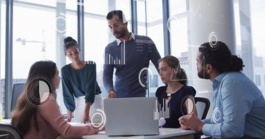 Veri işleme görüntüsü ve çeşitli meslektaşların ofiste çalışmaları tartışması üzerine diyagramlar. Teknoloji, iş ve dijital arayüz kavramı dijital olarak oluşturulmuş görüntü.