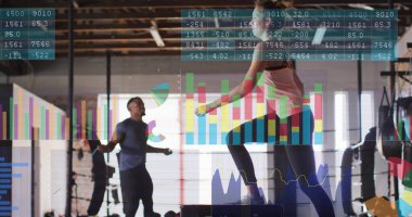 Spor salonunda egzersiz yapan farklı sporcuların veri işleme ve diyagramları. Teknoloji, spor ve dijital arayüz kavramı dijital olarak oluşturulmuş görüntü.