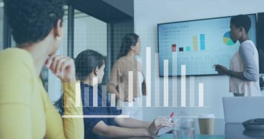 Çeşitli takımların verileri tartışması üzerine çevrimiçi satış takibi görüntüsüyle iş görüşmesi. yönetim, işbirliği, teknoloji, dijital, analiz, rapor