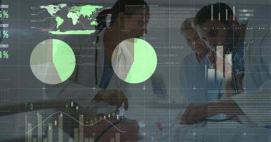 Çeşitli doktorların finansal veri işleme görüntüsü. Küresel tıp, bağlantılar, hesaplama ve veri işleme kavramı dijital olarak oluşturulmuş görüntü.