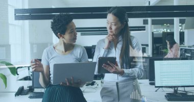 İş veri analizi, ofiste çalışan iki kadının görüntüsünü gösteriyor. Takım çalışması, işbirliği, teknoloji, toplantı, beyin fırtınası, profesyonel