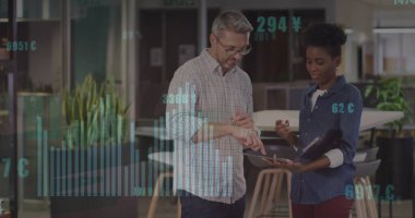 Ofiste iş tartışması yapan çeşitli meslektaşların mali veri işleme görüntüsü. Küresel iş, bilgisayar, iletişim ve dijital arayüz kavramı dijital olarak oluşturulmuş görüntü.