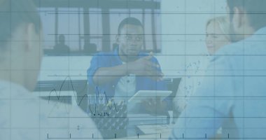 Ofisteki çeşitli iş adamlarıyla ilgili finansal veri işleme resmi. Küresel finans, iş, bağlantılar, hesaplama ve veri işleme kavramı dijital olarak oluşturuldu.