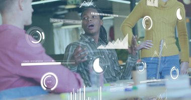 Ofisteki çeşitli iş adamlarıyla ilgili finansal veri işleme resmi. Küresel finans, iş, bağlantılar, hesaplama ve veri işleme kavramı dijital olarak oluşturuldu.