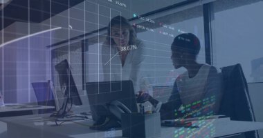 Ofisteki çeşitli iş adamlarıyla ilgili finansal veri işleme resmi. Küresel finans, iş, bağlantılar, hesaplama ve veri işleme kavramı dijital olarak oluşturuldu.