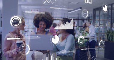 Ofiste iş tartışması yapan çeşitli meslektaşların mali veri işleme görüntüsü. Küresel iş, finans, hesaplama ve dijital arayüz kavramı dijital olarak oluşturuldu.