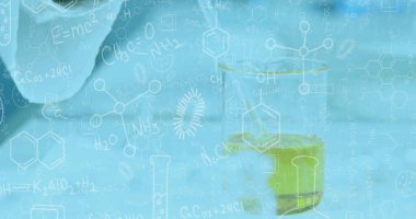 Laboratuvarda sıvıyla beher üzerinde matematiksel denklemlerin resmi. Bilim, tıp, denklemler ve dijital arayüz konsepti dijital olarak oluşturulmuş görüntü.