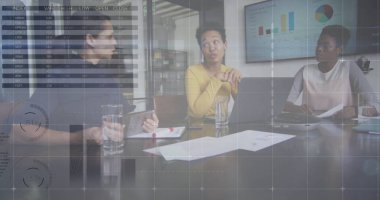 Çeşitli meslekdaşların iş tartışmalarına ilişkin veri işleme ve diyagramlarının resmi. Küresel iş, takım çalışması ve dijital arayüz kavramı dijital olarak oluşturulmuş görüntü.