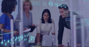 Muhtelif meslektaşların ofiste toplanmasıyla ilgili finansal veri işleme resmi. Küresel iş, finans, hesaplama ve dijital arayüz kavramı dijital olarak oluşturuldu.