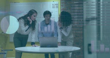 Ofiste iş tartışması yapan çeşitli meslektaşların mali veri işleme görüntüsü. Küresel iş, finans, hesaplama ve dijital arayüz kavramı dijital olarak oluşturuldu.