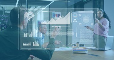 Ofis toplantısındaki çeşitli meslektaşların verilerini işleme koyan grafiklerin resmi. Veri, dijital arayüz, iş dünyası, takım çalışması, ofis, bağlantı, işlem ve iletişim, dijital olarak oluşturulmuş görüntü.