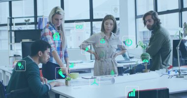 Ofisteki çeşitli iş adamları üzerinde ekolojik simgeler ve veri işleme imgeleri. Küresel finans, iş, bağlantılar, hesaplama ve veri işleme kavramı dijital olarak oluşturuldu.